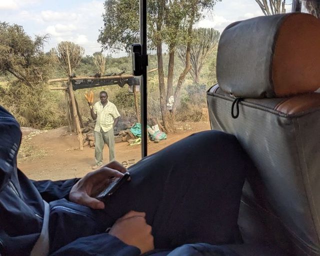 焼きトウモロコシを売っている人